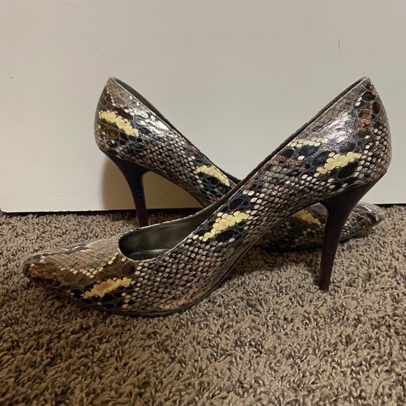 Stuart Weitzman Daisy Pumps - Picture 6 of 7